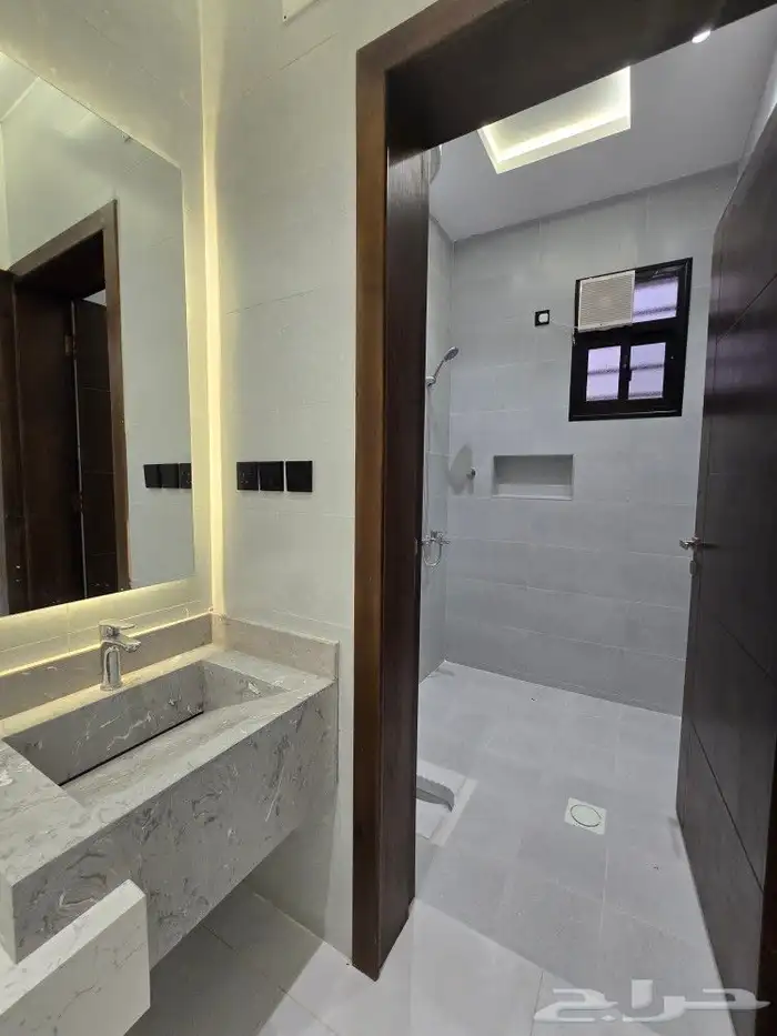 للبيع روف علوى مع ملحق بمدخل سياره من 650 ألف طريق الثمانين 8