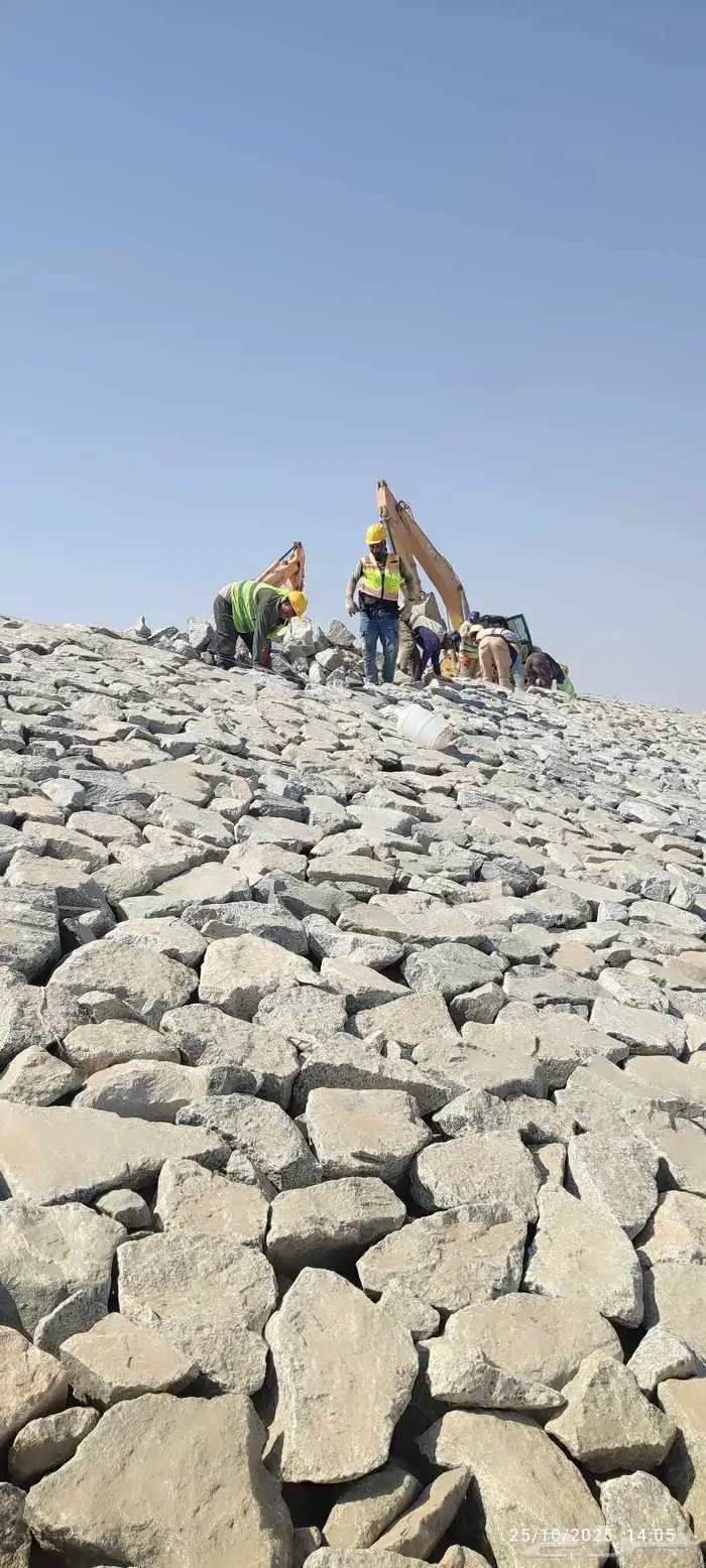 سواق بوكلين يمني متعطل أبحث عن عمل موجود رخصه واقامه ساريه م 0