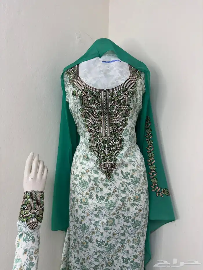 مخاوير تطريز على الصدر والاكمام قطع غير مفصلة مع الطرحة 1