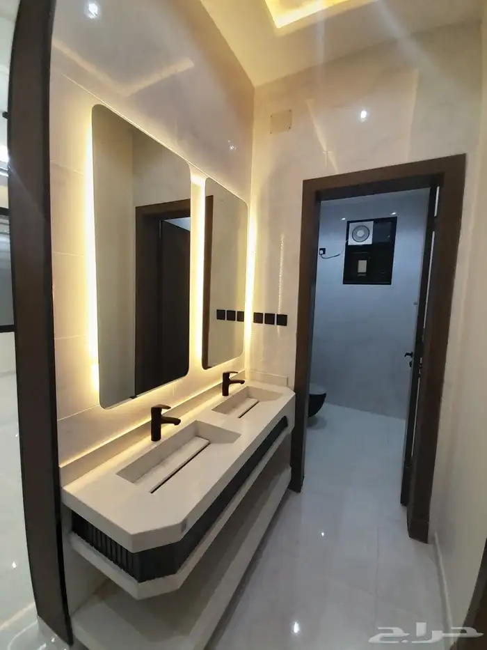 للبيع روف علوي مع ملحق تشطيبات فاخره بحي الراقي 3