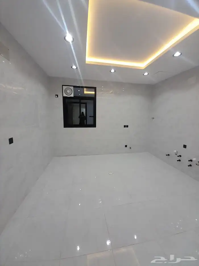 للبيع روف علوي مع ملحق تشطيبات فاخره بحي الراقي 10