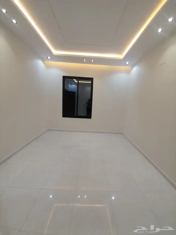 للبيع روف علوي مع ملحق تشطيبات فاخره بحي الراقي 5