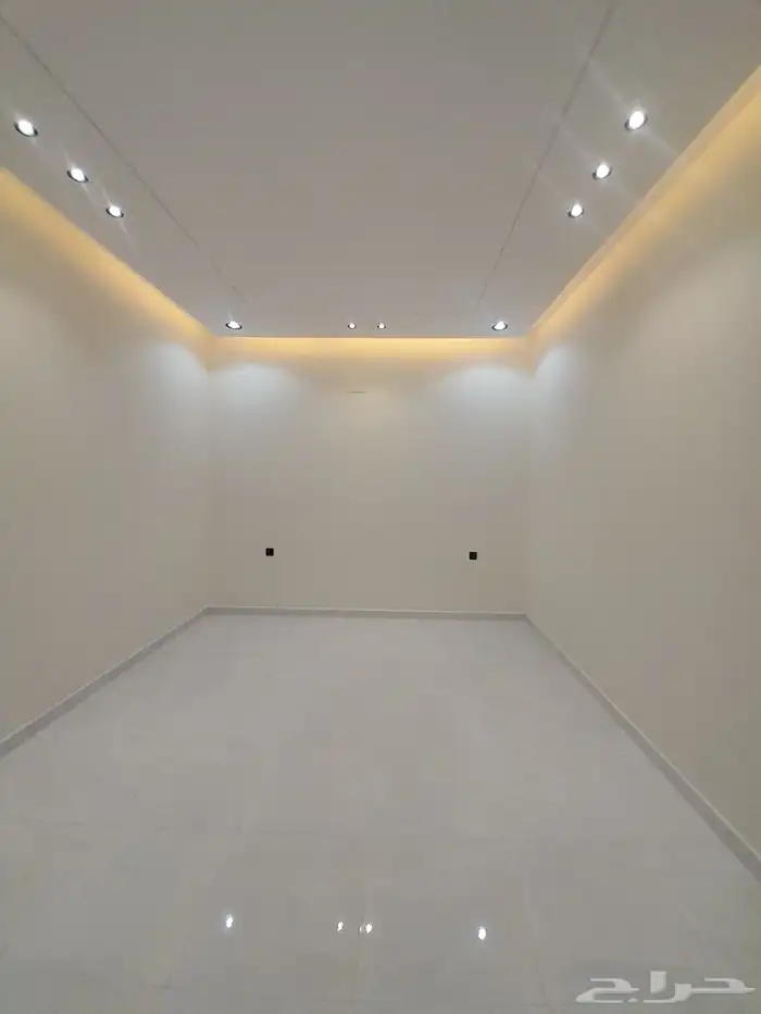 للبيع روف علوي مع ملحق تشطيبات فاخره بحي الراقي 14