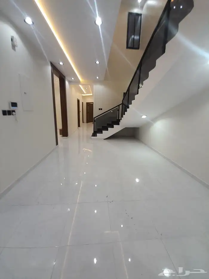 للبيع روف علوي مع ملحق تشطيبات فاخره بحي الراقي 7