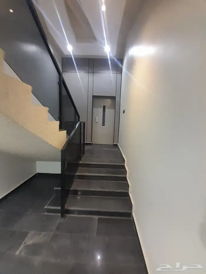 للبيع روف علوي مع ملحق تشطيبات فاخره بحي الراقي 1