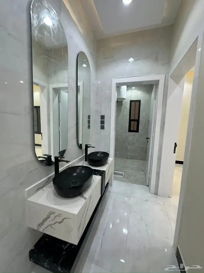 للبيع روف علوي 9غرف مع حوش حي الراقي 14