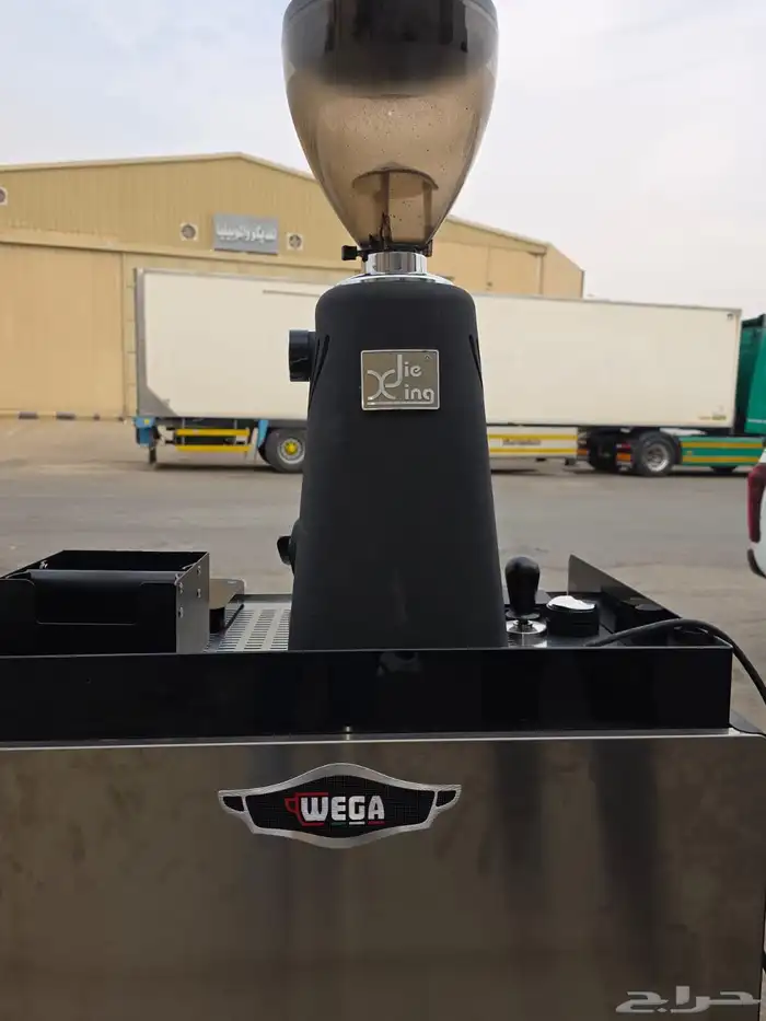 مكينه قهوة ايطاليه مع مطحنه شبه جديد استخدام 4 شهر 6