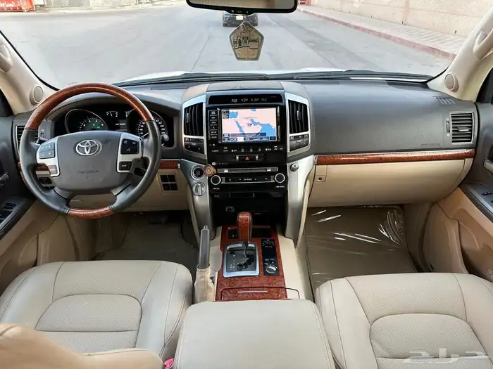 لاندكروزر VXR فل كامل 5.7 2014 15