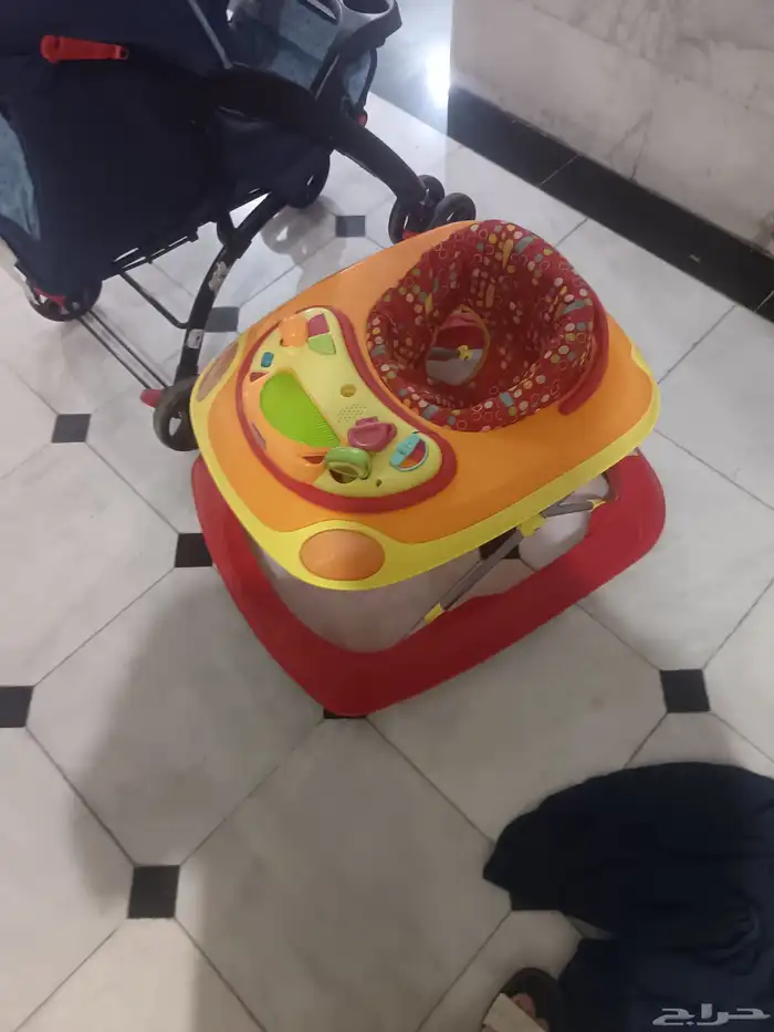 عربه اطفال بحاله جيده وجزمه من اي كيه بحاله جيده عربه اطفال 2