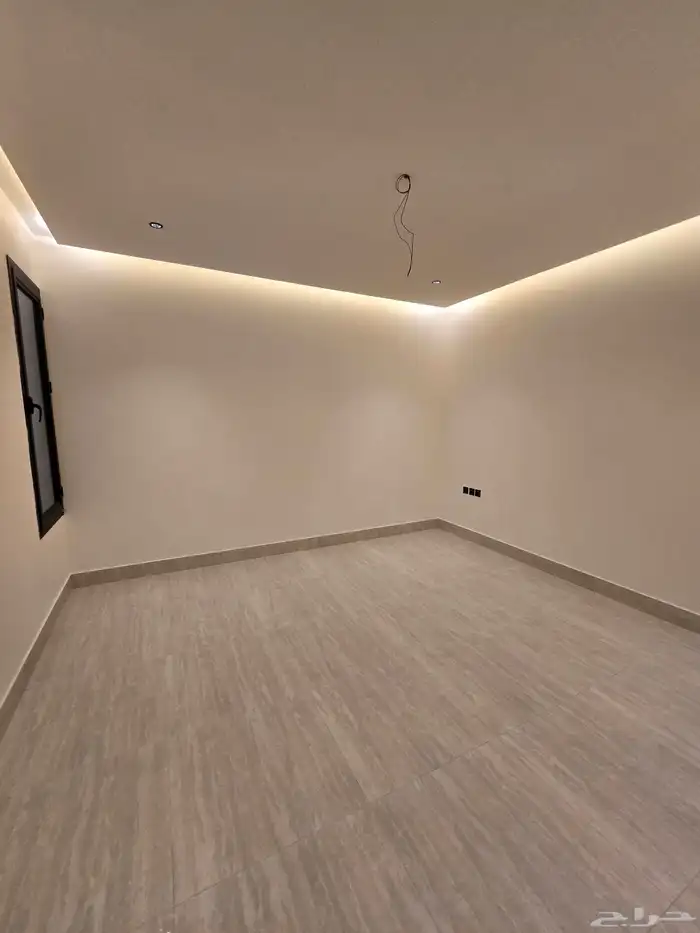 للبيع روف علوى وشقه ارضى بحوش ومدخل بالقرب من نادى ضمك 26