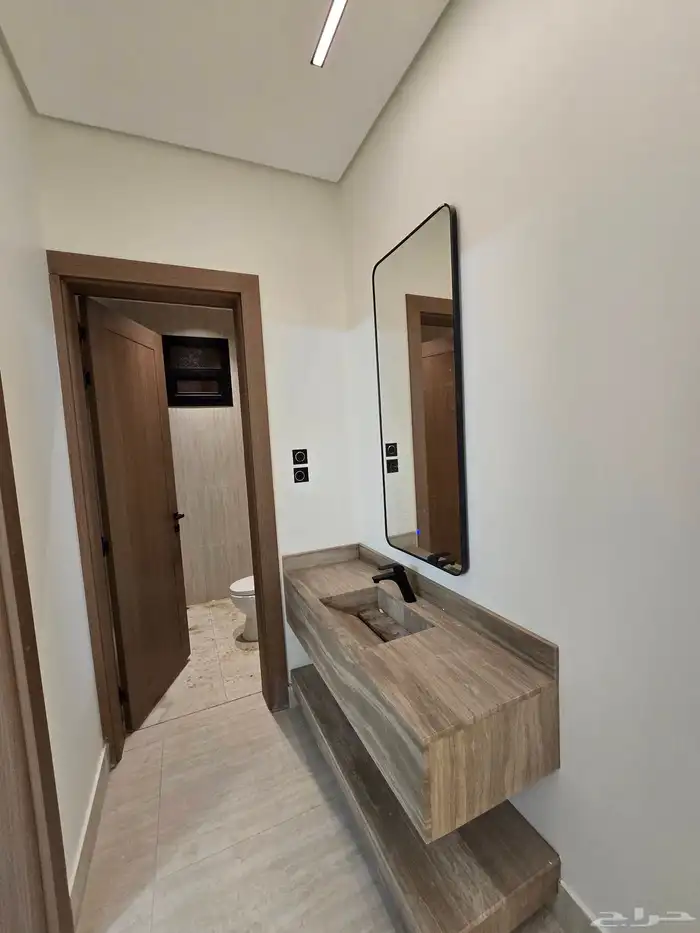 للبيع روف علوى وشقه ارضى بحوش ومدخل بالقرب من نادى ضمك 2