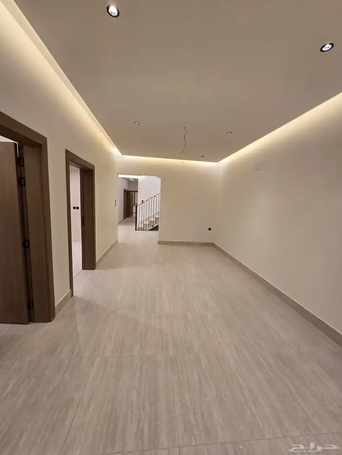 للبيع روف علوى وشقه ارضى بحوش ومدخل بالقرب من نادى ضمك 20