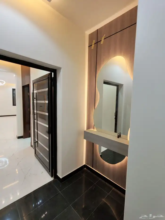 للبيع بأحد رفيده شقه علويه ب 500 الف بسطح خاص مصعد شغال 0