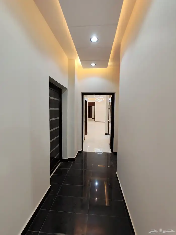 للبيع بأحد رفيده شقه علويه ب 500 الف بسطح خاص مصعد شغال 5