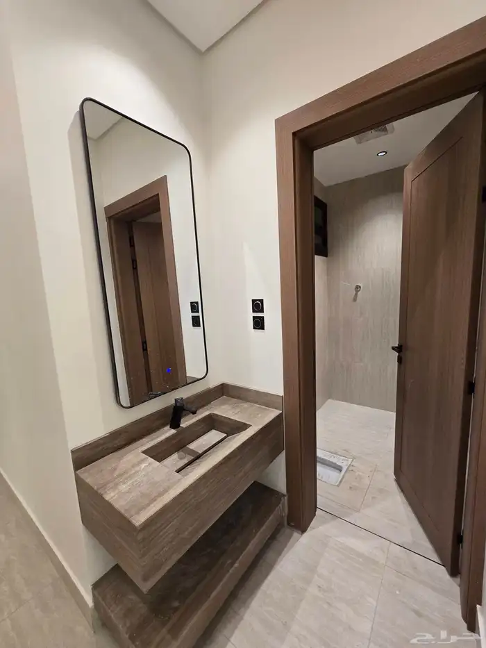 للبيع روف علوى وشقه ارضى بحوش ومدخل بالقرب من نادى ضمك 7