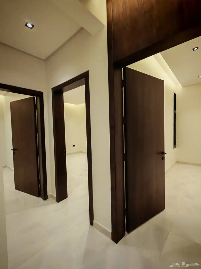 للبيع ارواف وادوار ارضي بحوش واسع بالقرب من ممشي الراقي 15