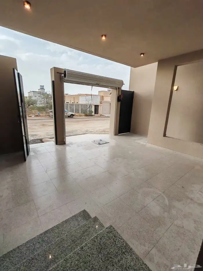 للبيع بأحد رفيده دور ارضي 6 غرف بحوش مدخل سياره تشطيب vip 3