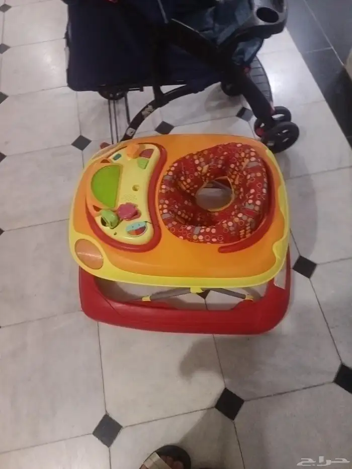عربه اطفال بحاله جيده وجزمه من اي كيه بحاله جيده عربه اطفال 3