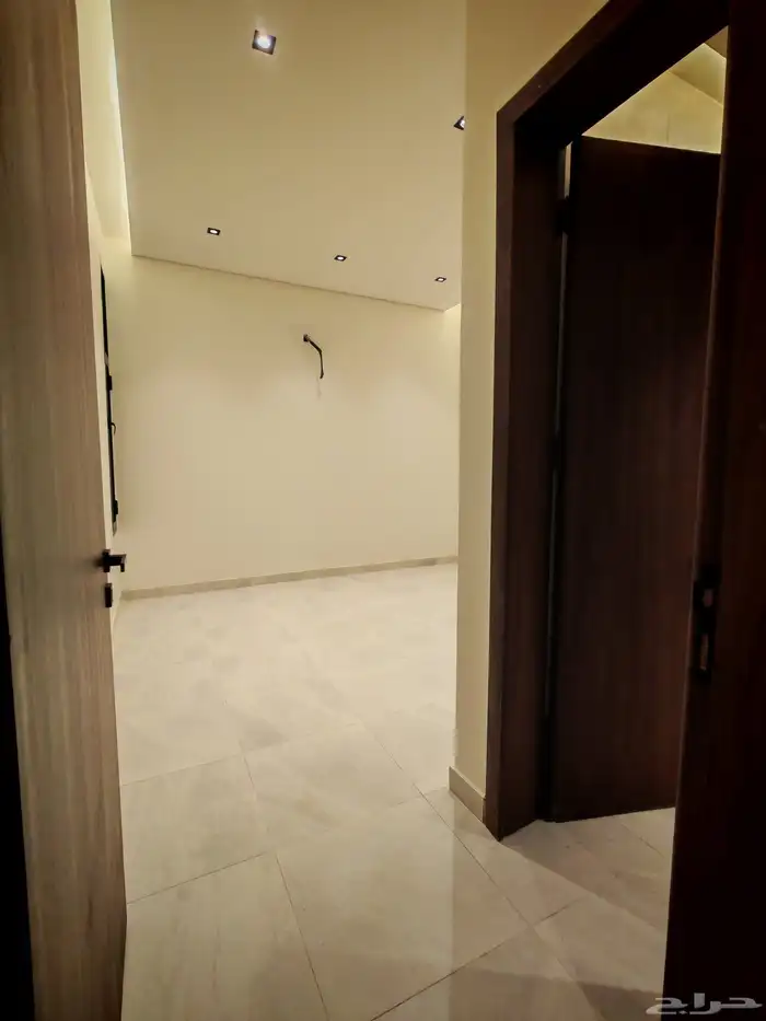 للبيع ارواف وادوار ارضي بحوش واسع بالقرب من ممشي الراقي 16