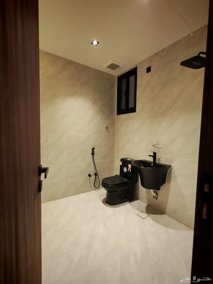 للبيع ارواف وادوار ارضي بحوش واسع بالقرب من ممشي الراقي 21