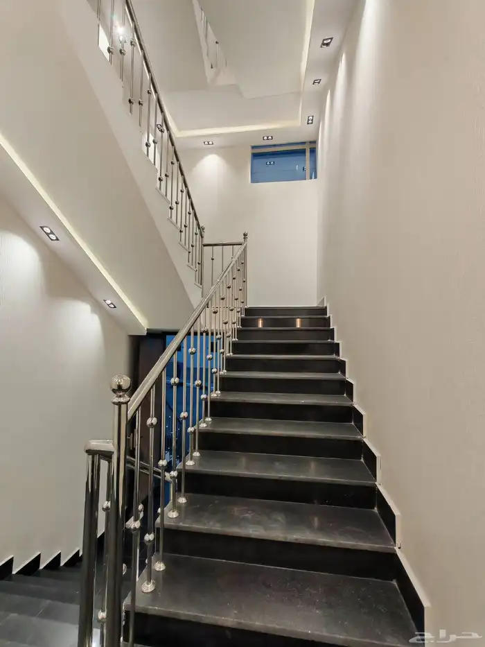 للبيع شقه علويه 6 غرف بسطح خاص ومصعد بالقرب من مطار ابها 2