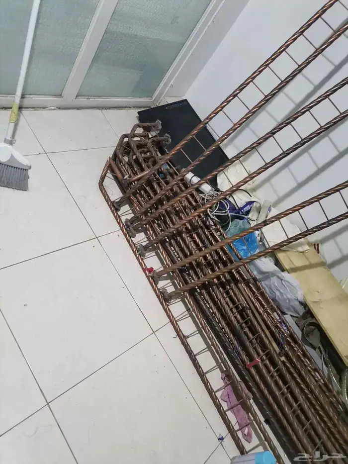 استندات محل كامل العدد 16عمود مع الخشب مع طاوله زجاج 1