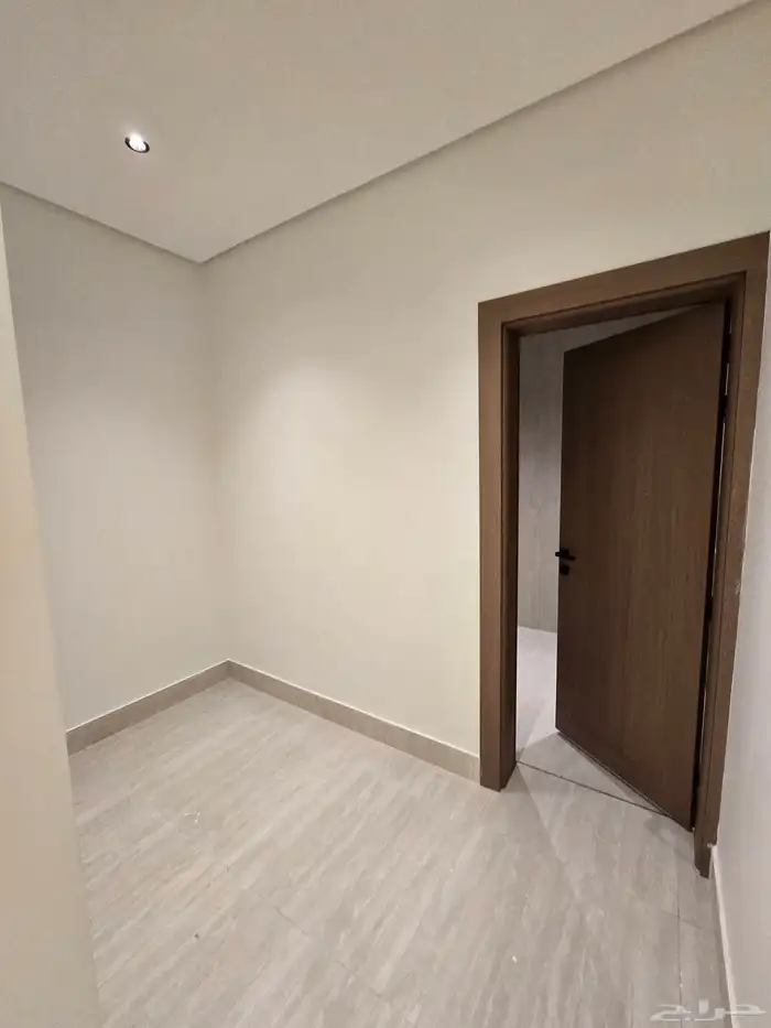 للبيع روف علوى وشقه ارضى بحوش ومدخل بالقرب من نادى ضمك 27