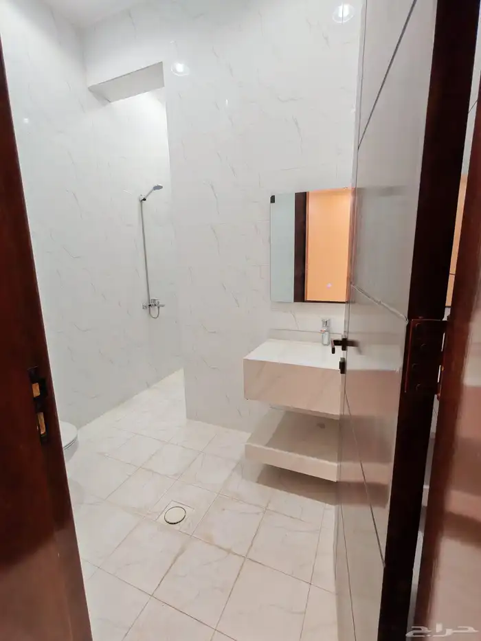 للبيع بأحد رفيده شقه علويه ب 500 الف بسطح خاص مصعد شغال 19