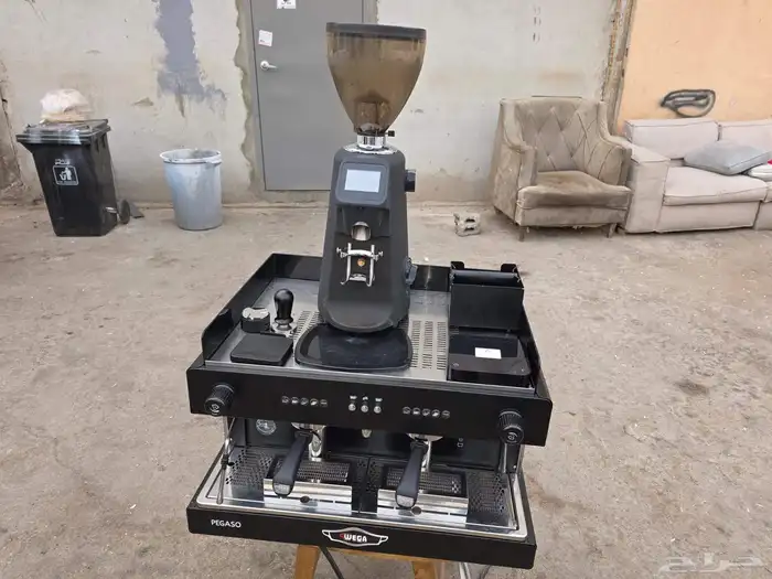 مكينه قهوة ايطاليه مع مطحنه شبه جديد استخدام 4 شهر 0