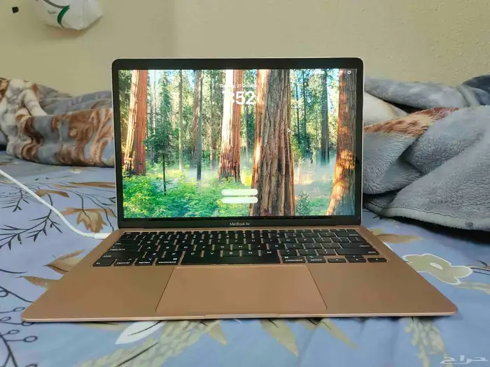 MacBook Air M1 2020 With Charger Excellent condition 6