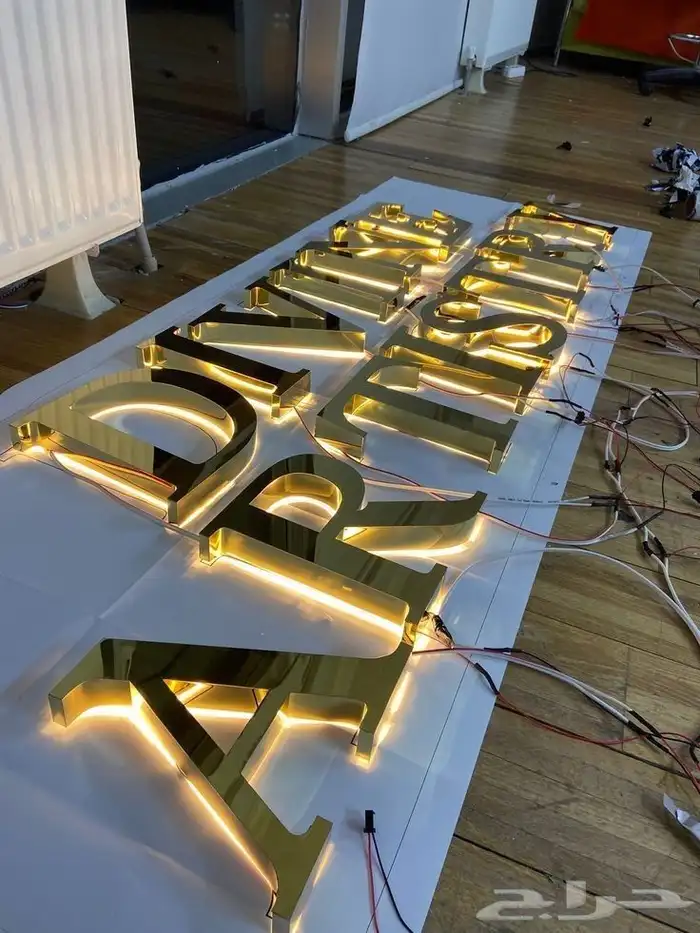 خطاط لوحات حروف بارزة وبنرات واستكرات للمحلات التجارية 7