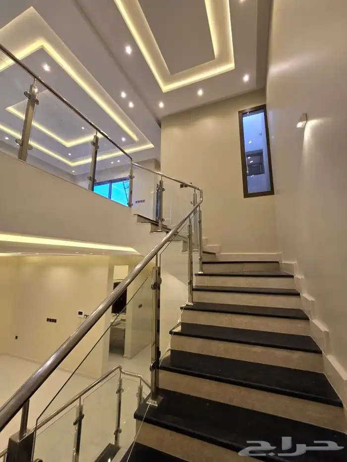 للبيع فيلا مودرن VIP دورين وملحق وسط الخدمات بحي درة الموسي 36