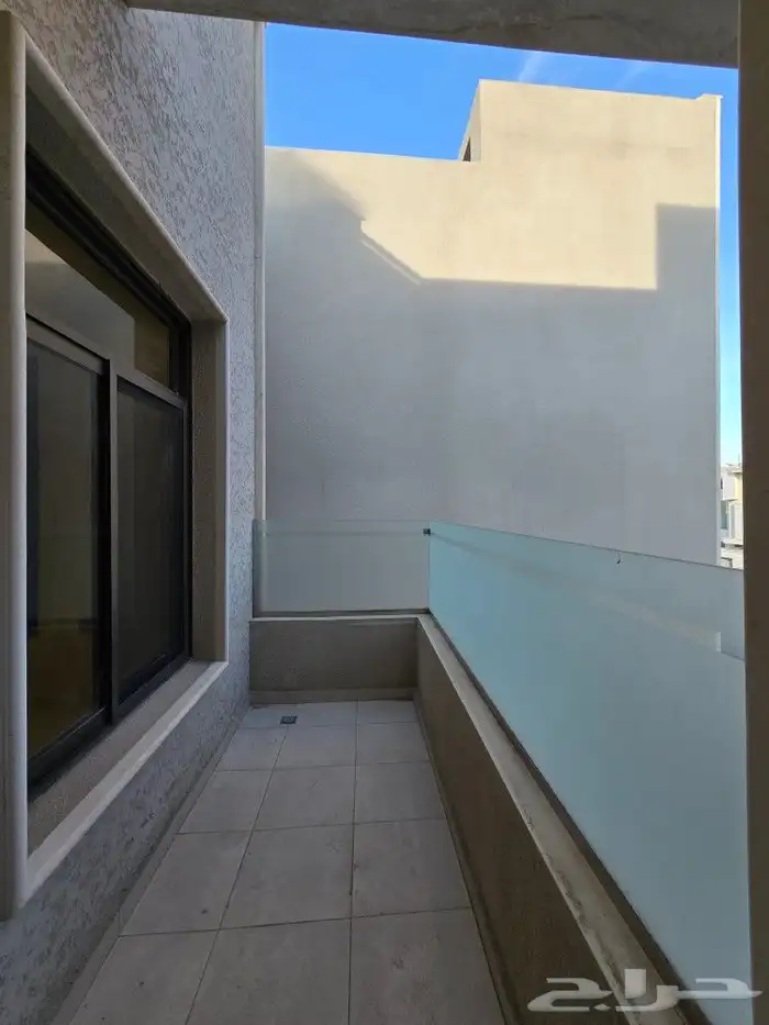 للبيع فيلا مودرن VIP دورين وملحق وسط الخدمات بحي درة الموسي 32