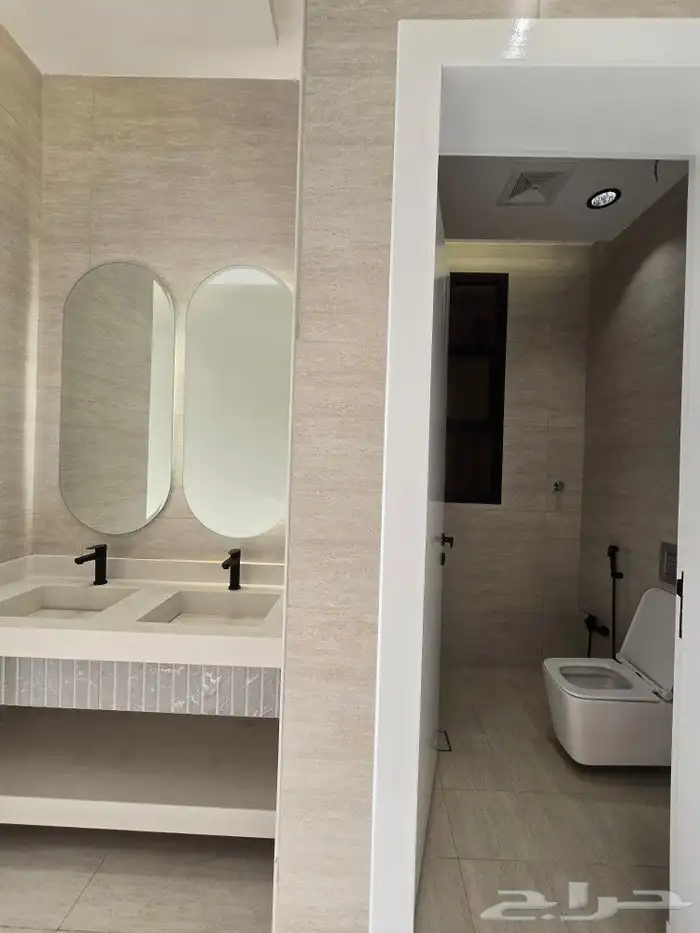 للبيع دور أرضي6غرف في عماره دورين من500ألف حي النسيم بالخميس 9