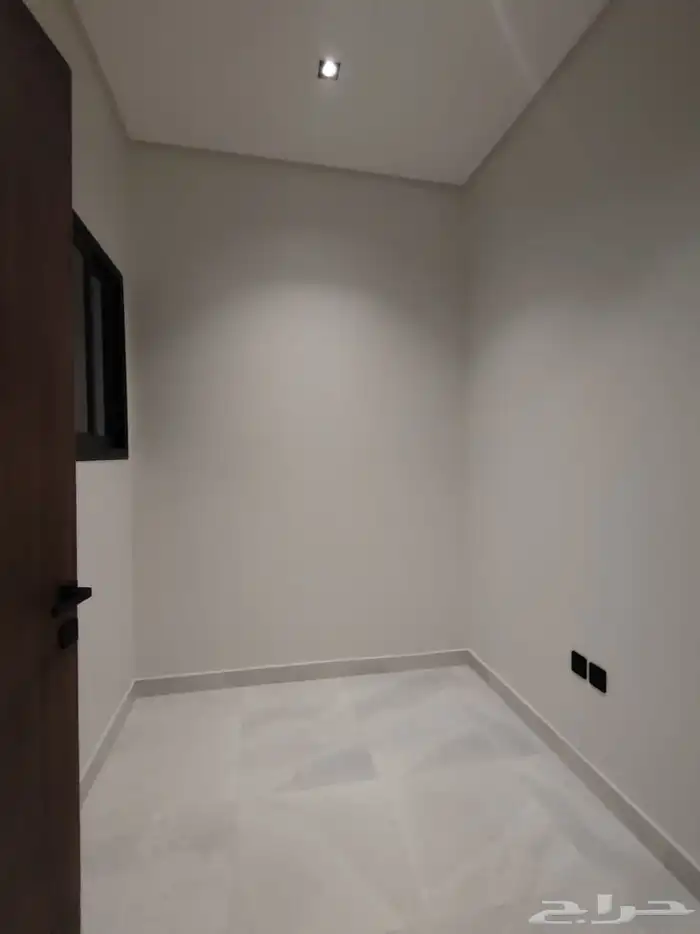 للبيع ارواف وادوار ارضي بحوش واسع بالقرب من ممشي الراقي 48