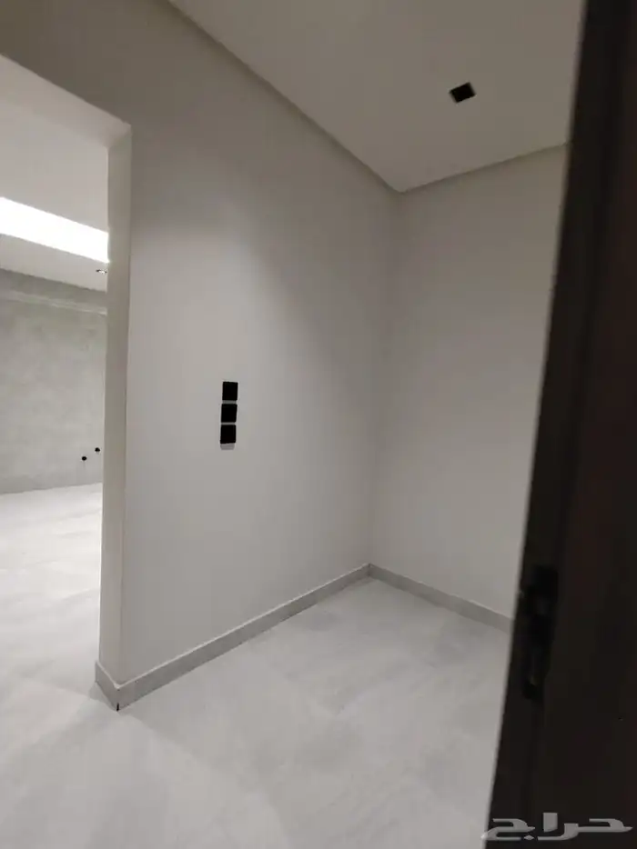 للبيع ارواف وادوار ارضي بحوش واسع بالقرب من ممشي الراقي 42