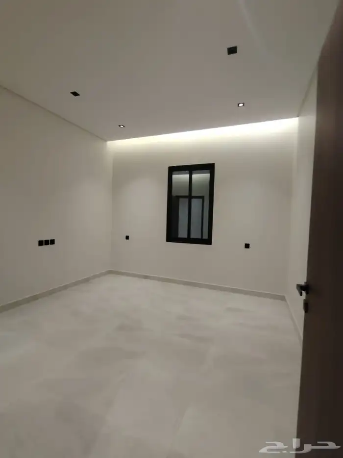 للبيع ارواف وادوار ارضي بحوش واسع بالقرب من ممشي الراقي 41