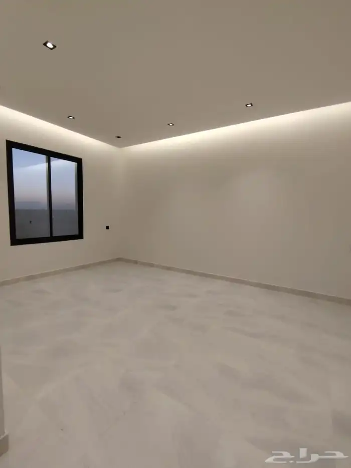 للبيع ارواف وادوار ارضي بحوش واسع بالقرب من ممشي الراقي 44