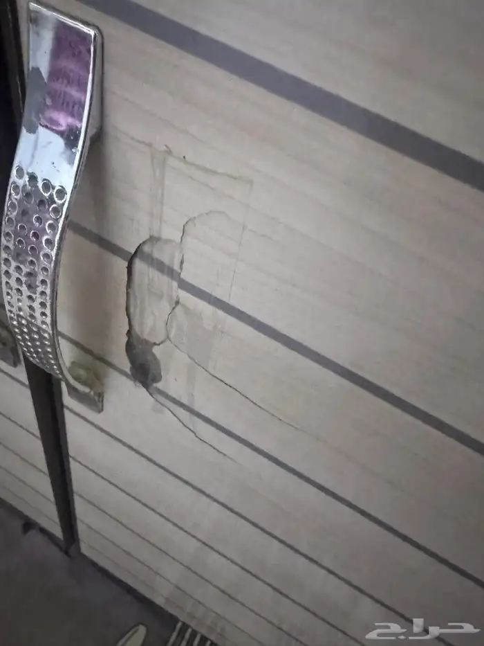 دولاب مطبخ نظيف يوجد بعض الكسور الخفيفة موضح في الصور 0