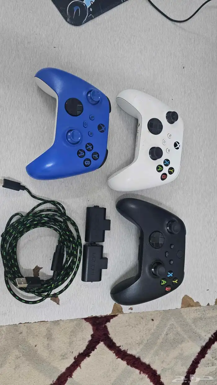 3يدات اكس بوكس سيريس مع 2 بطاريات قابله لشحن 0