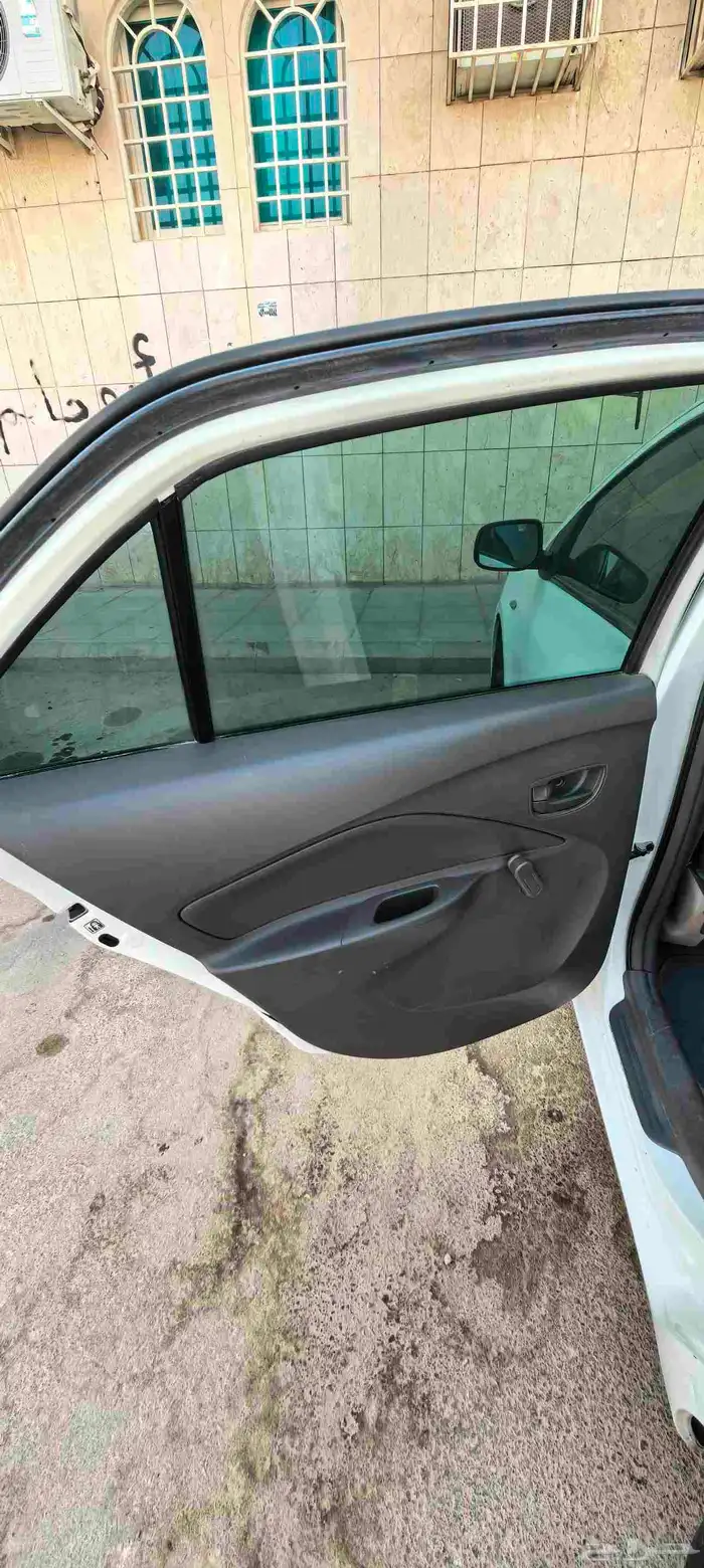 للبيع تويوتا يارس 2012 ابيض قير اوتوماتيك اللون ابيض 12