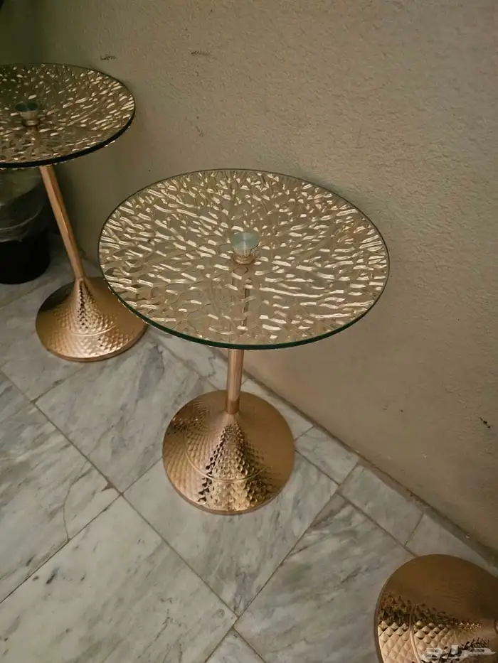 ثلاث طقم طاولات خدمة جانبية بتصميم ذهبي مع سطح زجاجي نظيف 5