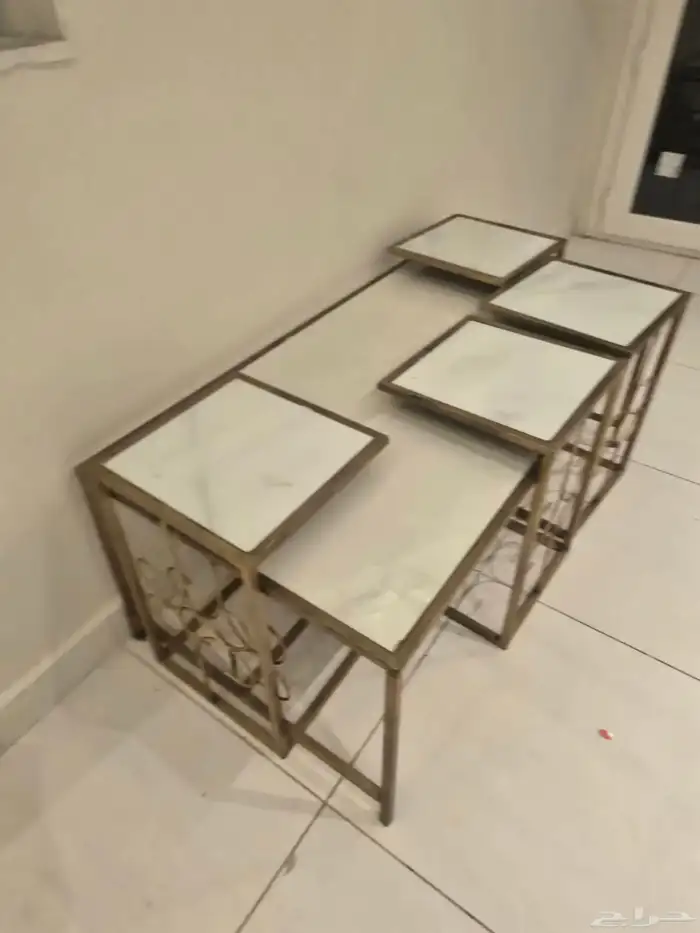 طاولة كبيره مع 4 خدمه ب 100 خاليه من العيوب 0