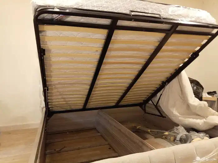 سرير هيدروليكي مع الفراش نظيف للبيع 2