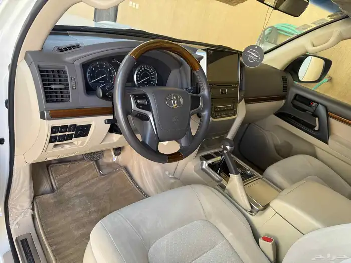 جيب لاندكروزر GXR موديل 2018 سعودى شبه الجديد - ممشى قليل 8