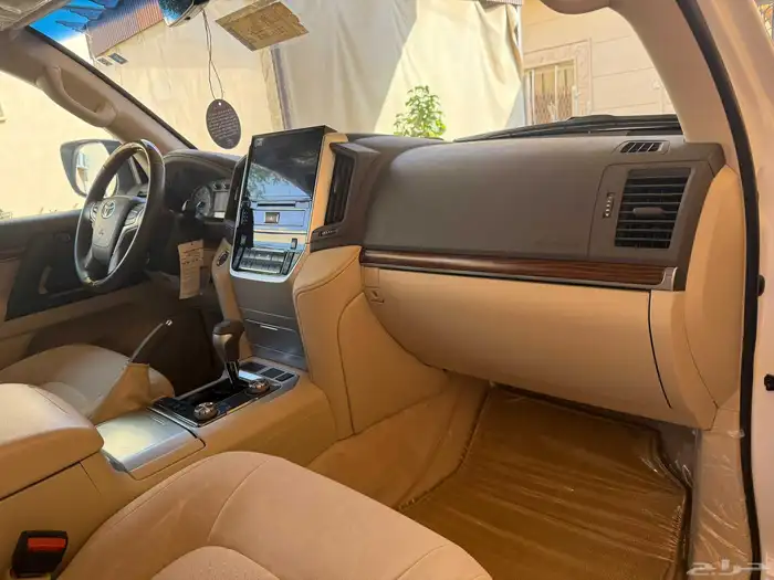 جيب لاندكروزر GXR موديل 2018 سعودى شبه الجديد - ممشى قليل 36