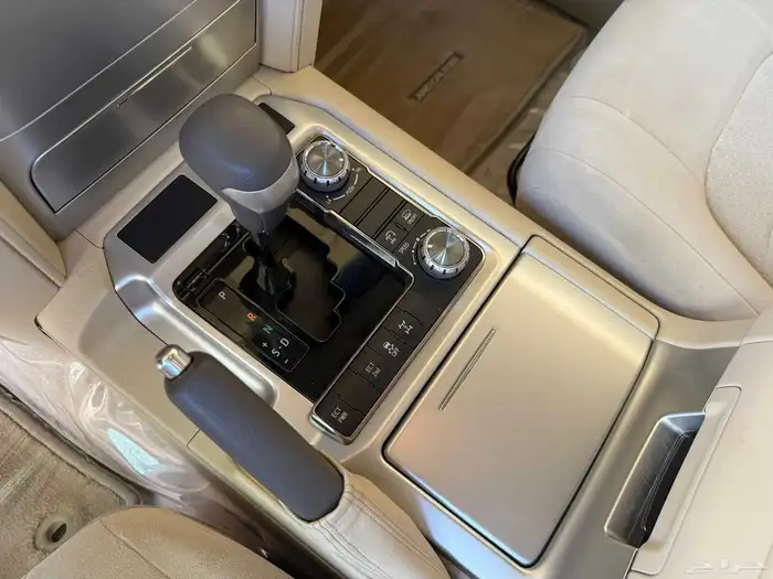 جيب لاندكروزر GXR موديل 2018 سعودى شبه الجديد - ممشى قليل 13