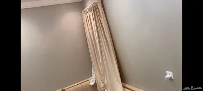 طقم جلوس جميل و كامل شامل الجلسة الستائر و السجاد 0