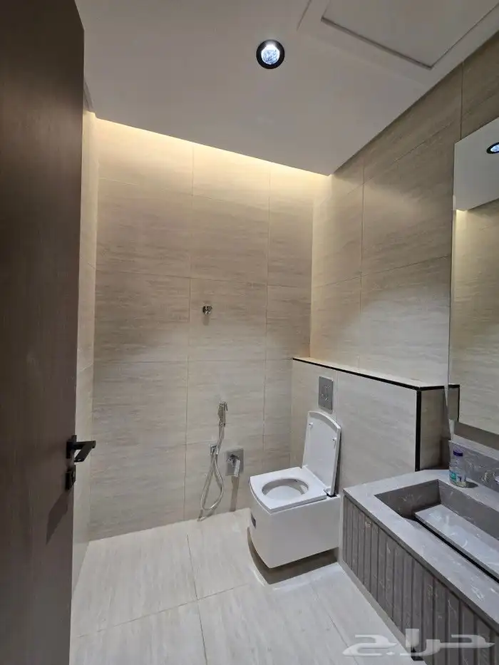 للبيع شقق ارضيه وعلويه بسطح خاص 6غرف من 450 ألف أبها العروبه 25