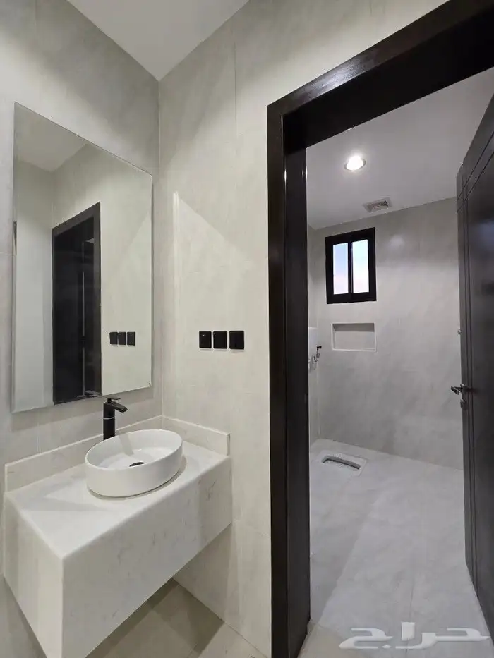 للبيع فيلا مودرن VIP دورين وملحق 10غرف طريق الثمانين بالخميس 28